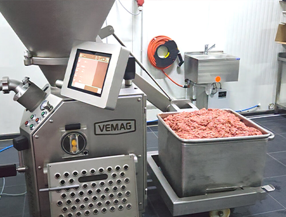 Maschine im Produktionsablauf von Hundefutter